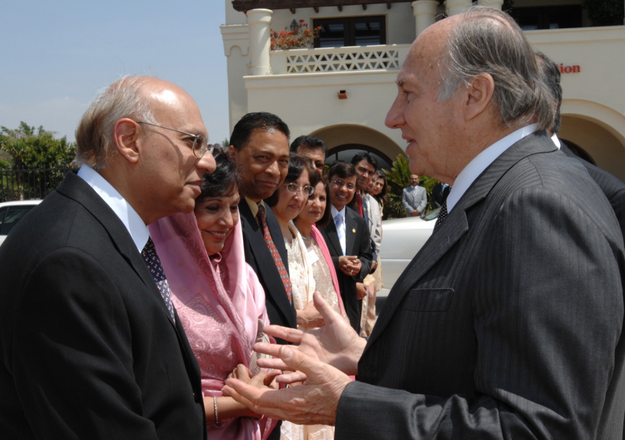 Leaders of the Jamat bid farewell to Mawlana Hazar Imam as he leaves California.  