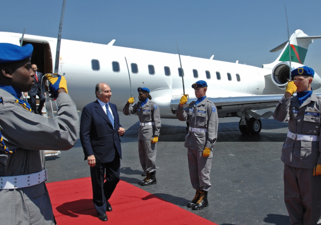 A Guard of Honour welcomes Mawlana Hazar Imam to the State of Georgia. 