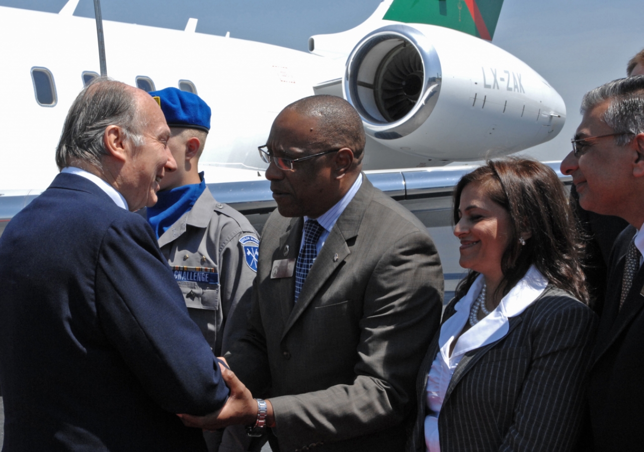 Upon arriving at Atlanta's Fulton County airport, Mawlana Hazar Imam is greeted by Georgia State Representative Melvin Everson. 