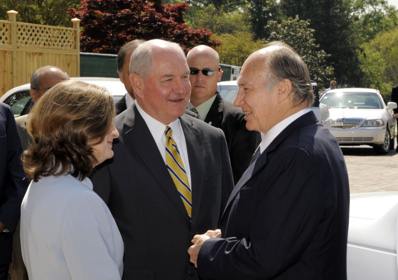 Mawlana Hazar Imam is greeted by Governor Sonny Perdue and First Lady Mary Perdue of Georgia. 