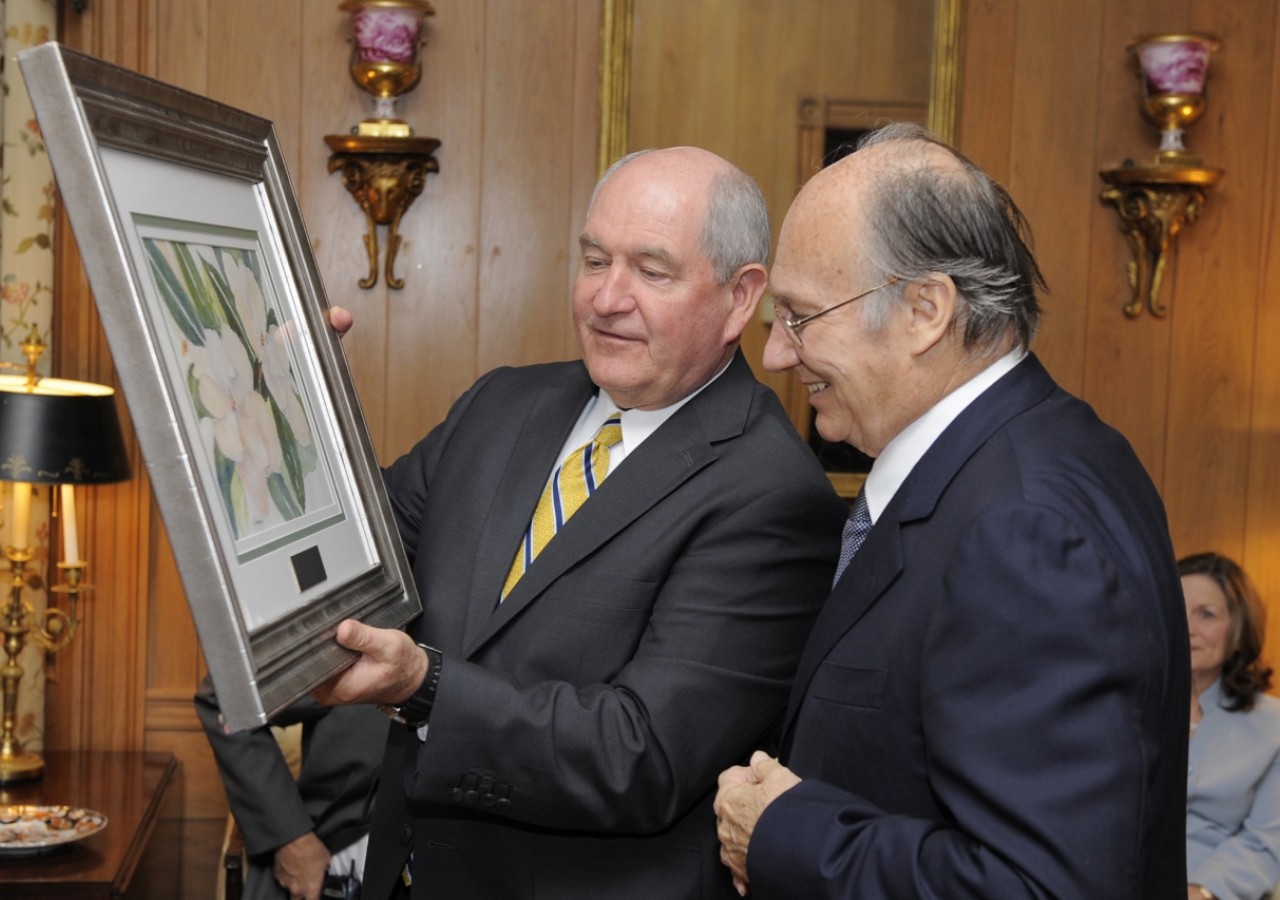 Mawlana Hazar Imam is presented with a water colour painting of a Georgia dogwood flower by Governor Sonny Perdue. 