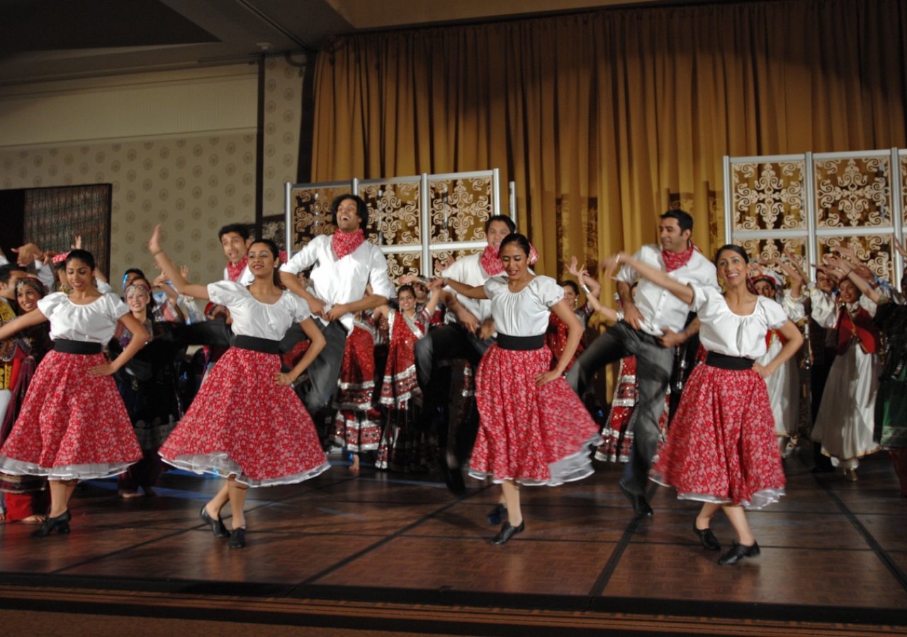 Youth from across the USA perform a medley of dances at the dinner hosted in honour of Mawlana Hazar Imam by the Jamati Institutions. 