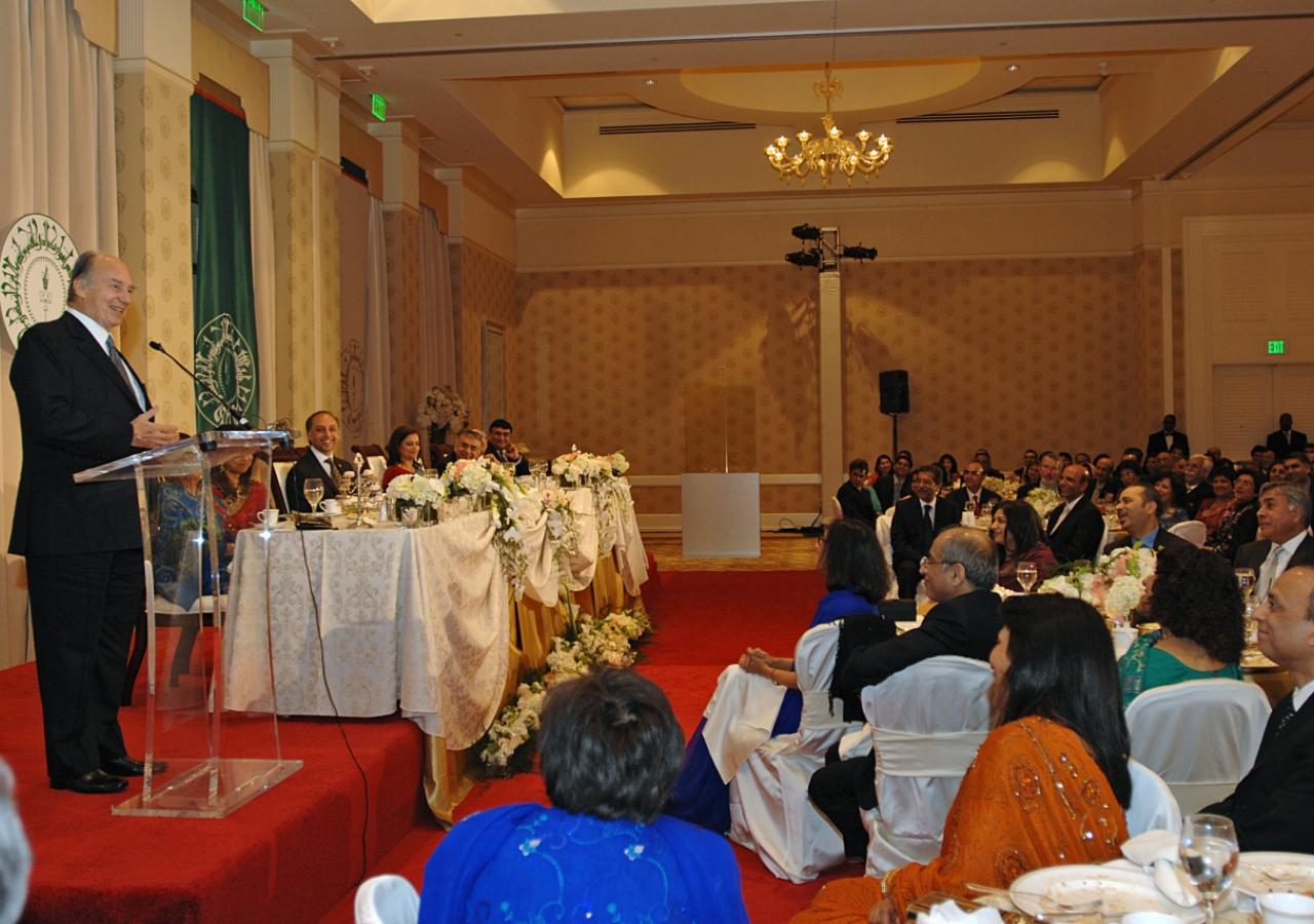 Mawlana Hazar Imam addressing the leaders of the USA Jamat at a dinner hosted by the Jamati Institutions. 