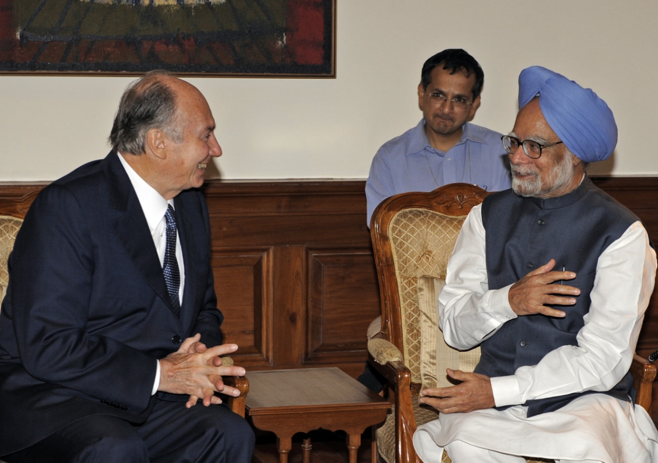 Mawlana Hazar Imam meets with Indian Prime Minister Dr Manmohan Singh. 