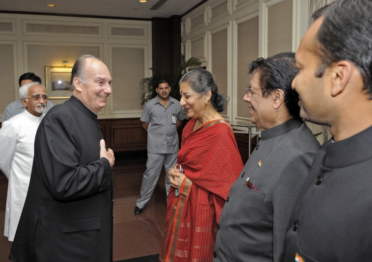 Mawlana Hazar Imam meets Indian Government leaders at a dinner hosted by the Indian Vice President. 