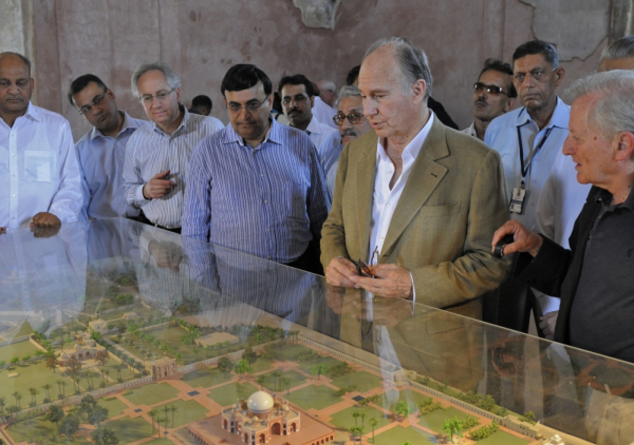 Mawlana Hazar Imam looks at a model of Humayun's Tomb and the surrounding area. The revitalisation of the gardens surrounding the tomb was completed in 2003 with the participation of the Aga Khan Trust for Culture. 