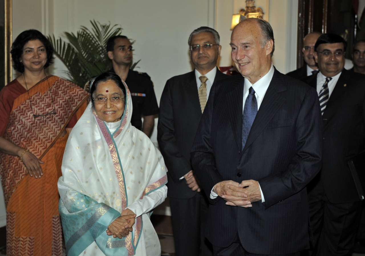 Mawlana Hazar Imam arrives for a visit with the Honourable President of India, Mrs Pratibha Patil.  