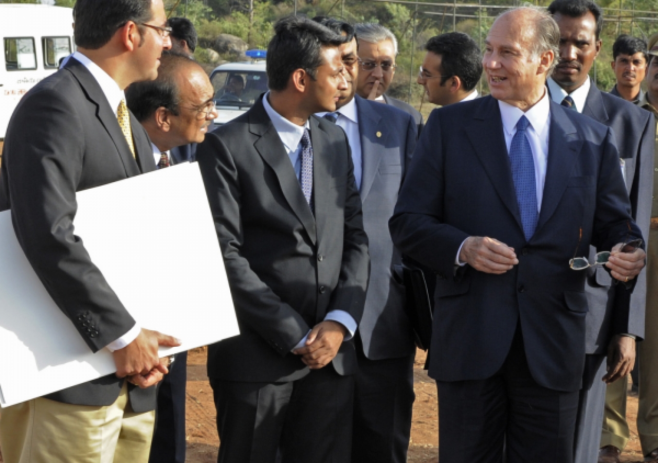 Mawlana Hazar Imam in discussion with with architects and project leaders during a visit to the site of the Aga Khan Academy in Hyderabad. 