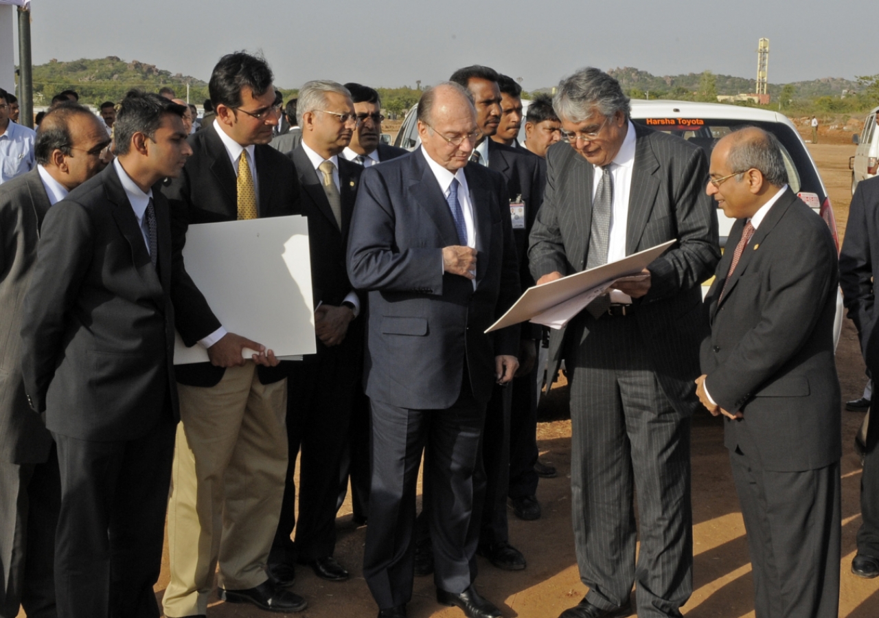 Mawlana Hazar Imam reviews plans with with architects and project leaders during a visit to the site of the Aga Khan Academy in Hyderabad. 