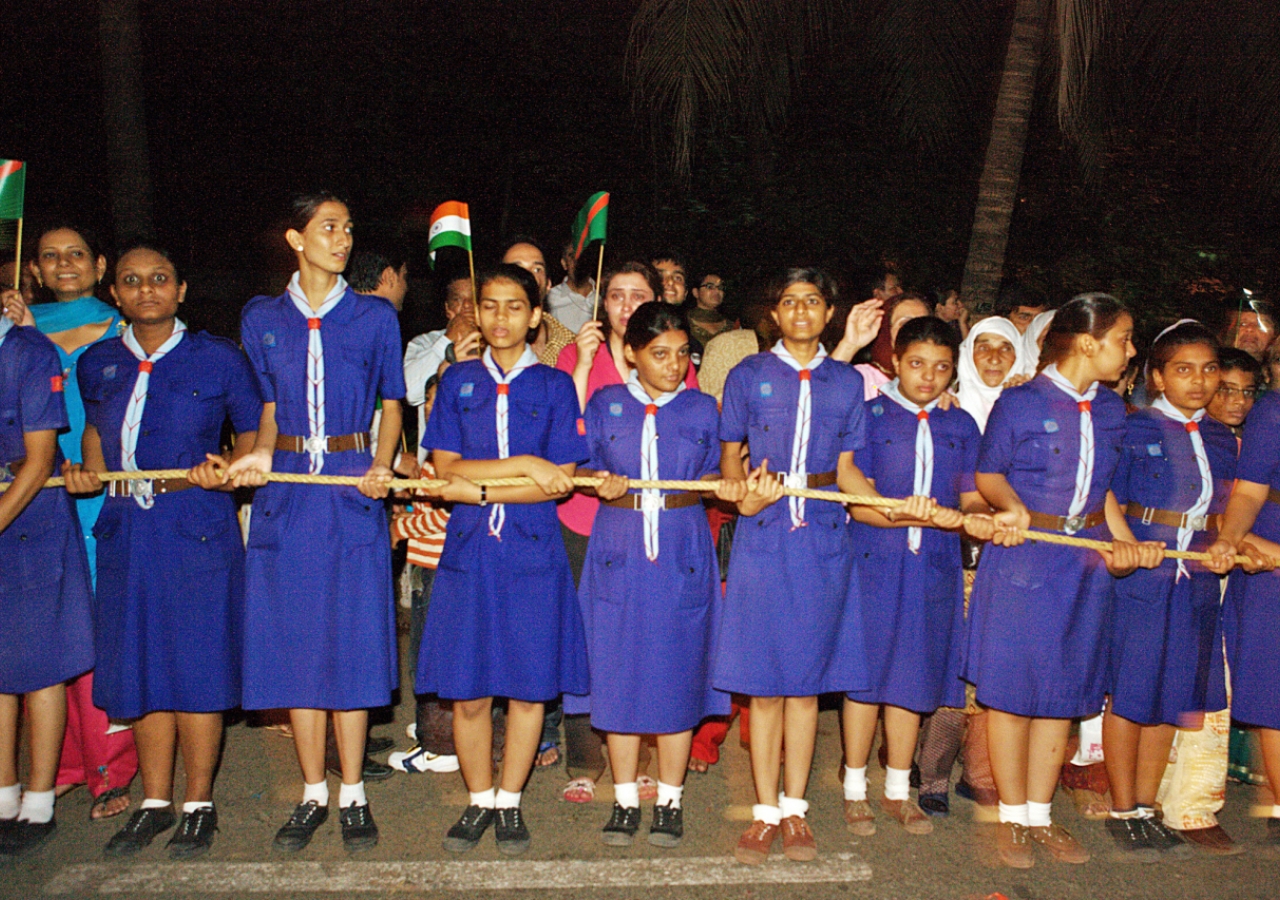 Thousands of members of the Jamat lined the streets between the airport and Mawlana Hazar Imam’s hotel to welcome him to Mumbai. 