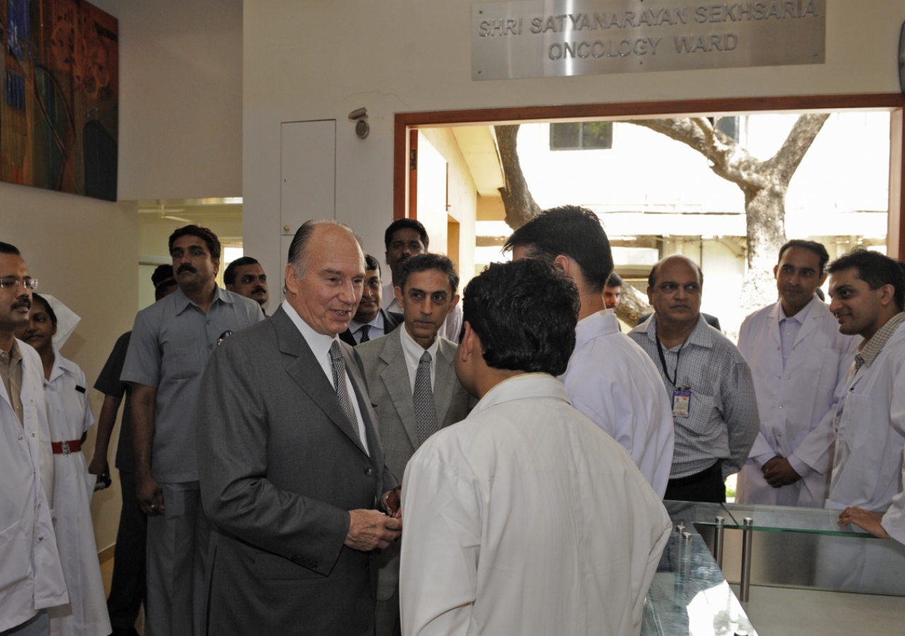 Mawlana Hazar Imam in conversation with young doctors at Prince Aly Khan Hospital in Mumbai. 