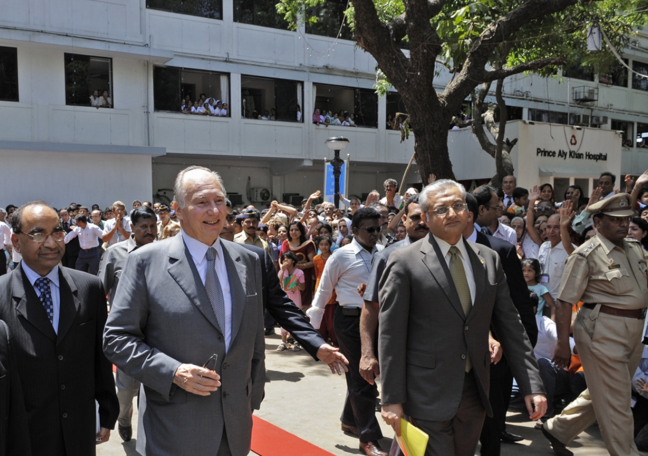 After touring the facility, Mawlana Hazar Imam departs from Prince Aly Khan Hospital in Mumbai. 