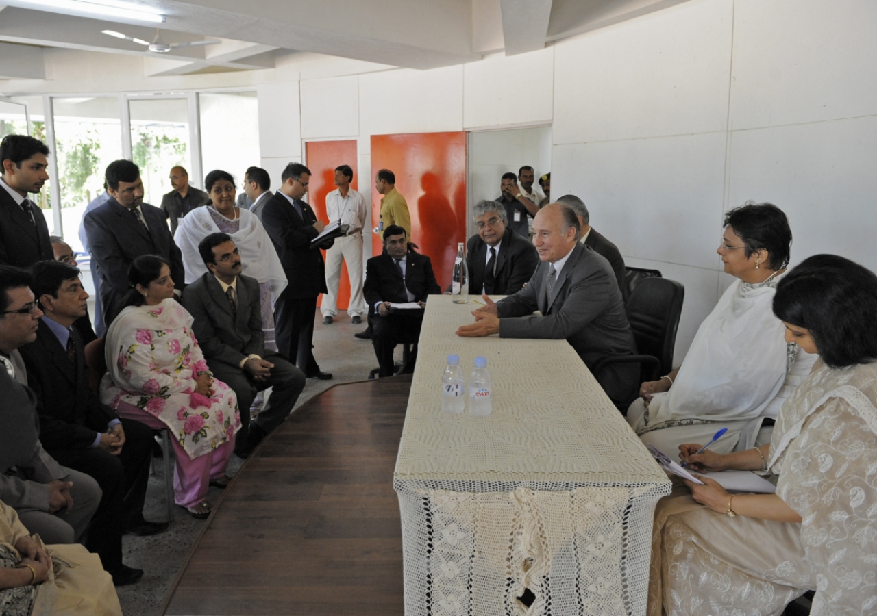 At the Diamond Jubilee High School in Mumbai, Mawlana Hazar Imam speaks with the Board of Directors of the Aga Khan Education Service, India. 