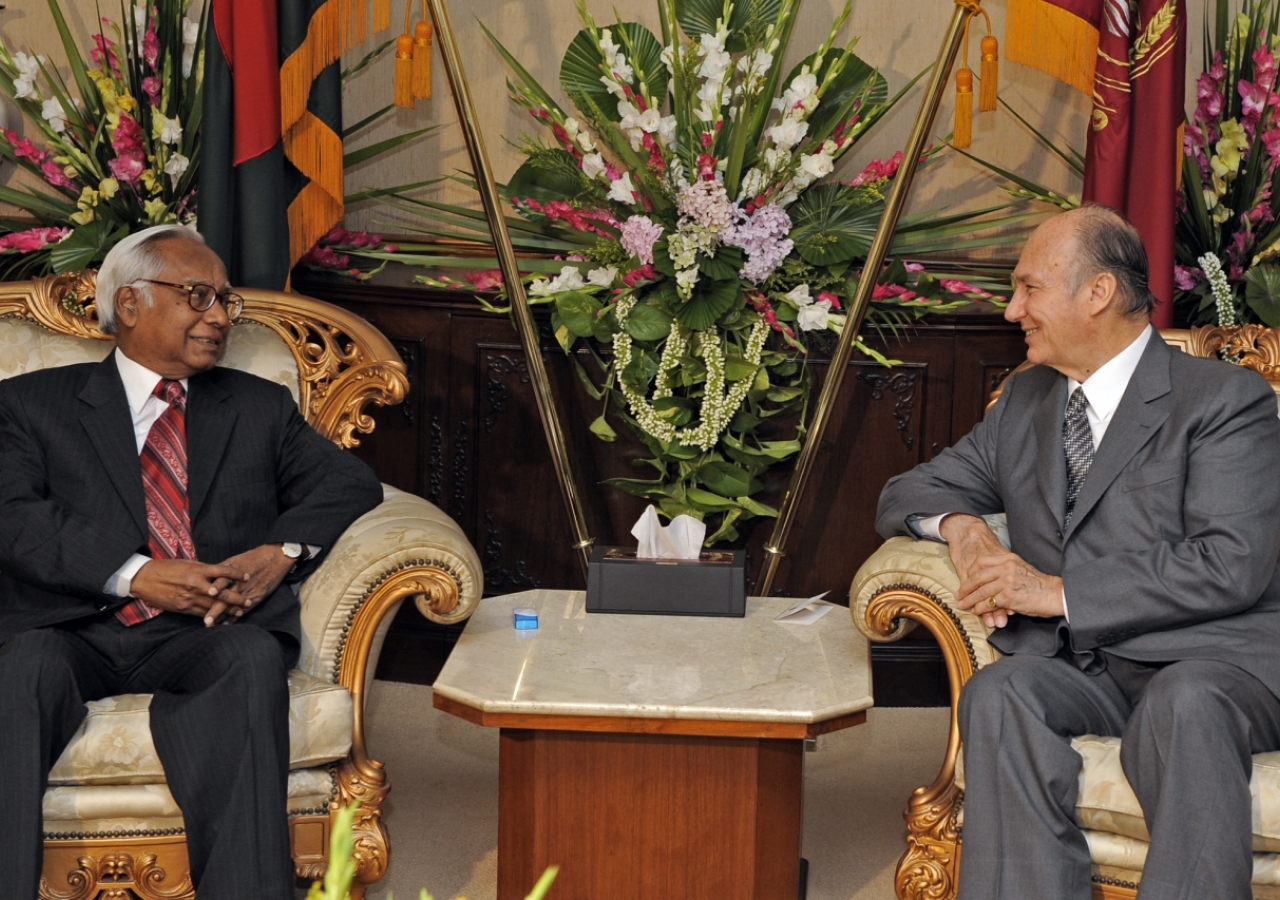 Mawlana Hazar Imam meets with the Honourable President of Bangladesh, Iajuddin Ahmed, at Bangabhaban Palace in Dhaka.  