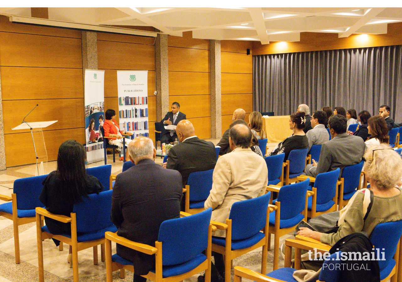 Momento de conversa entre a Dra. Shainool Jiwa e Rahim Firozali durante o lançamento do seu Livro "The Fatimids 2: The Rule from Egypt".