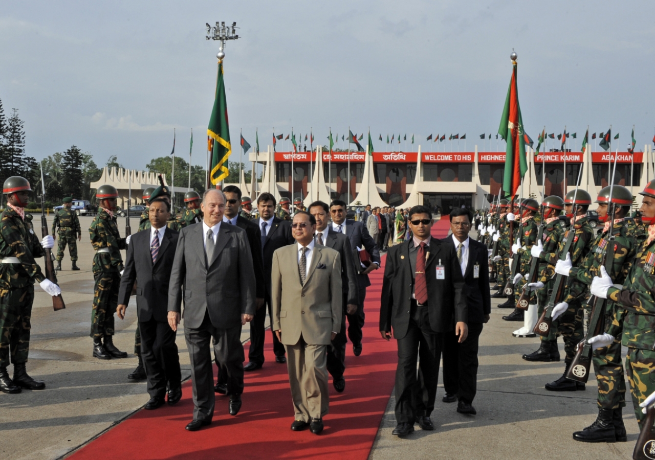 Prior to departing Dhaka, Mawlana Hazar Imam inspects a Guard of Honour with Bangladesh’s Honourable Adviser for Foreign Affairs, Dr Iftekhar Ahmed Chowdhury. 