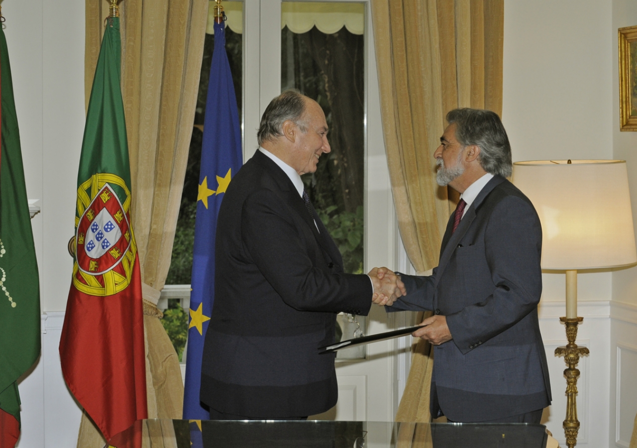 Mawlana Hazar Imam and Foreign Minister Lu&amp;iacute;s Amado shake hands upon signing of an Agreement of International Cooperation between the Ismaili Imamat and the Ministry of Foreign Affairs of the Portuguese Republic.  