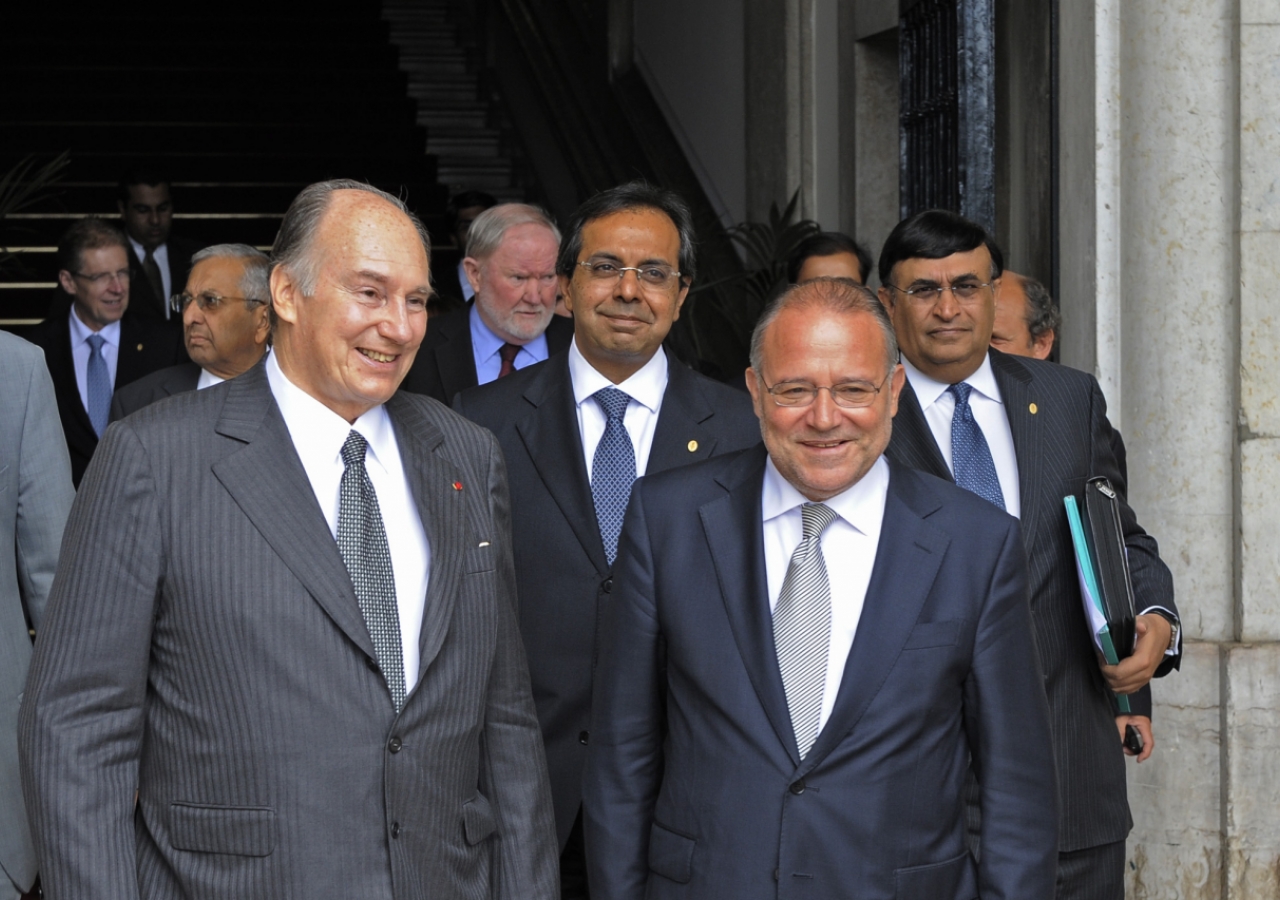 Mawlana Hazar Imam and Alberto Costa, the Portuguese Minister of Justice, emerge from their meeting accompanied by senior leaders of the Jamat. 