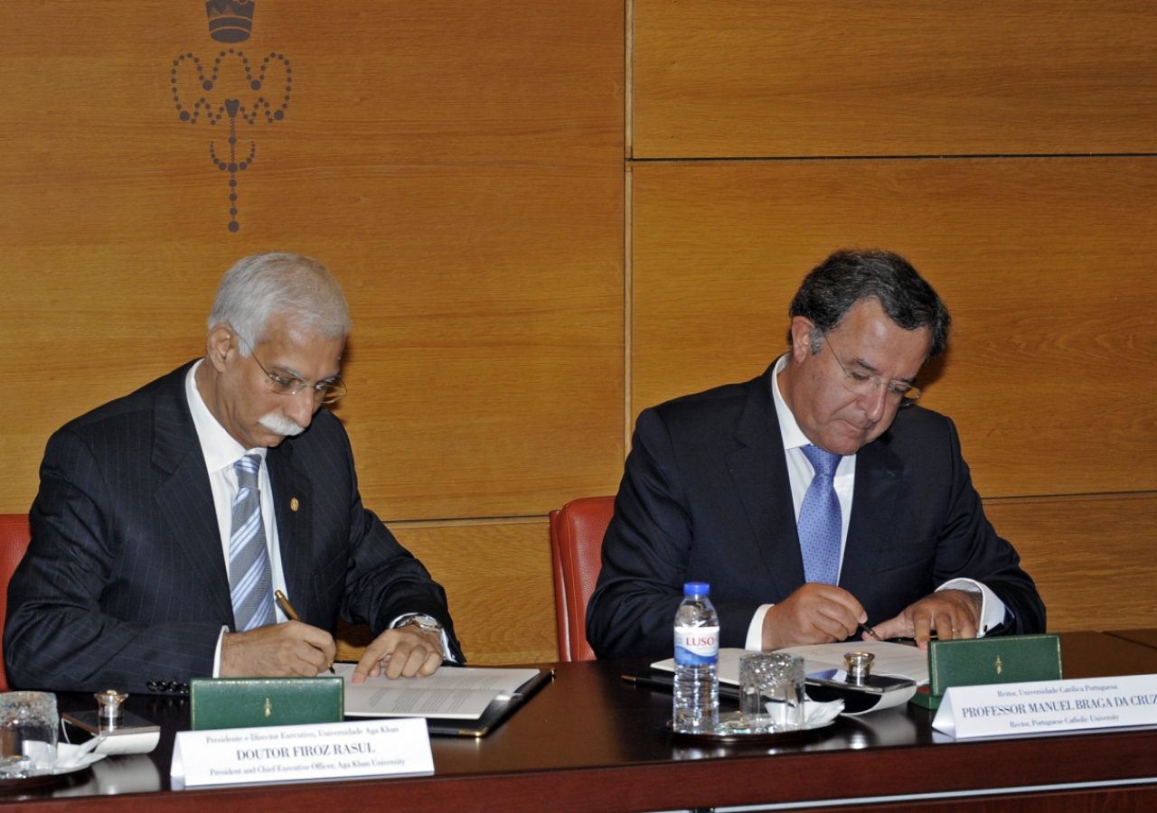 Rector Manuel Braga da Cruz and President Firoz Rasul sign a Memorandum of Understanding between the Catholic University of Portugal and the Aga Khan University.  