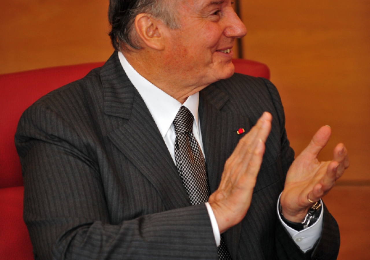 Mawlana Hazar Imam applauds during the signing of the agreement between the Catholic University of Portugal and the Aga Khan University. 