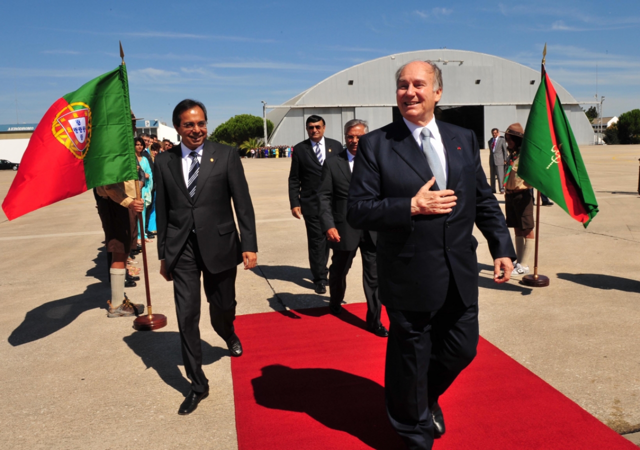 Mawlana Hazar Imam heads toward his plane prior to departing Lisbon at the conclusion of his Golden Jubilee visit to Portugal. 