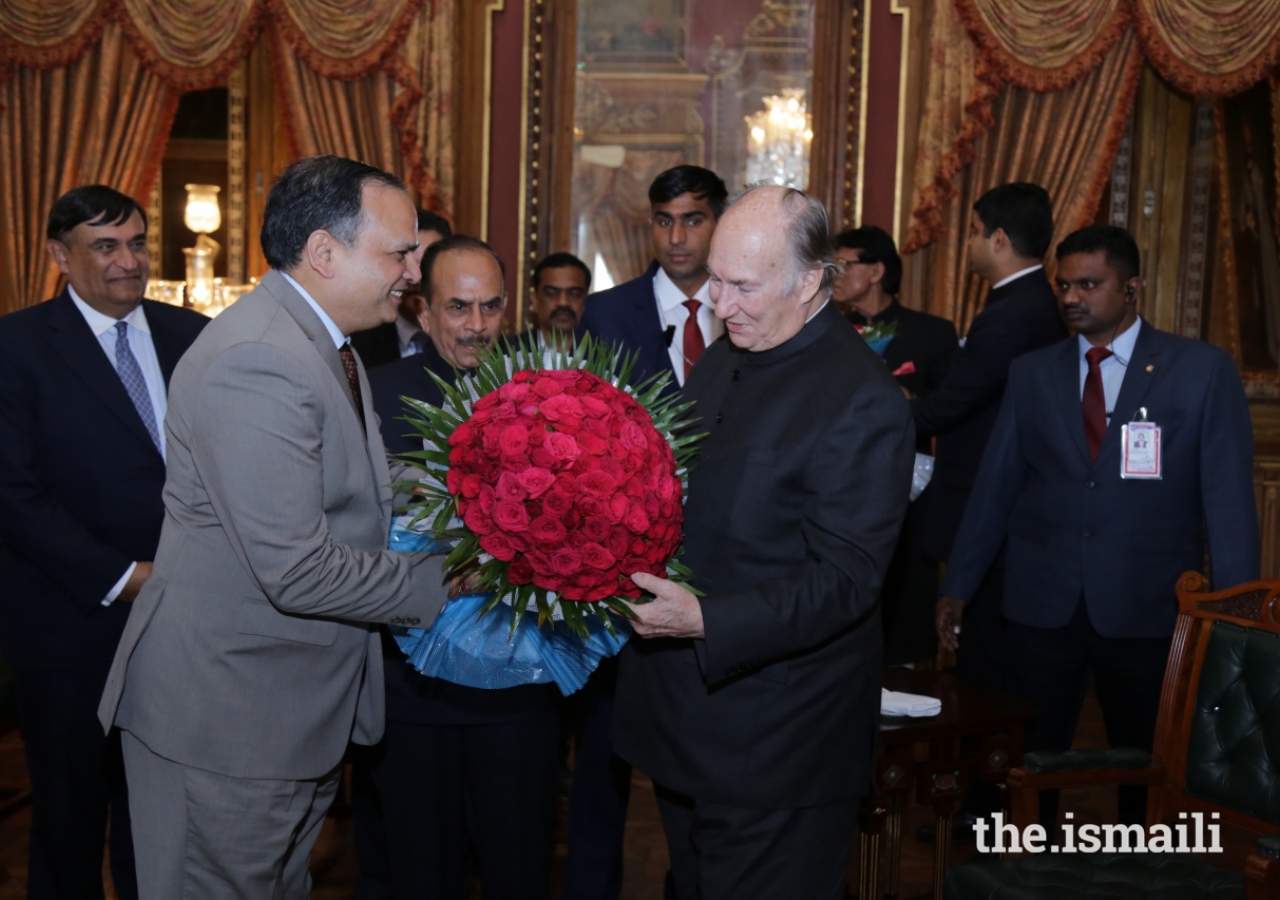 Dr Shailendra Kumar Joshi, Chief Secretary, Government of Telangana, welcomes Mawlana Hazar Imam.