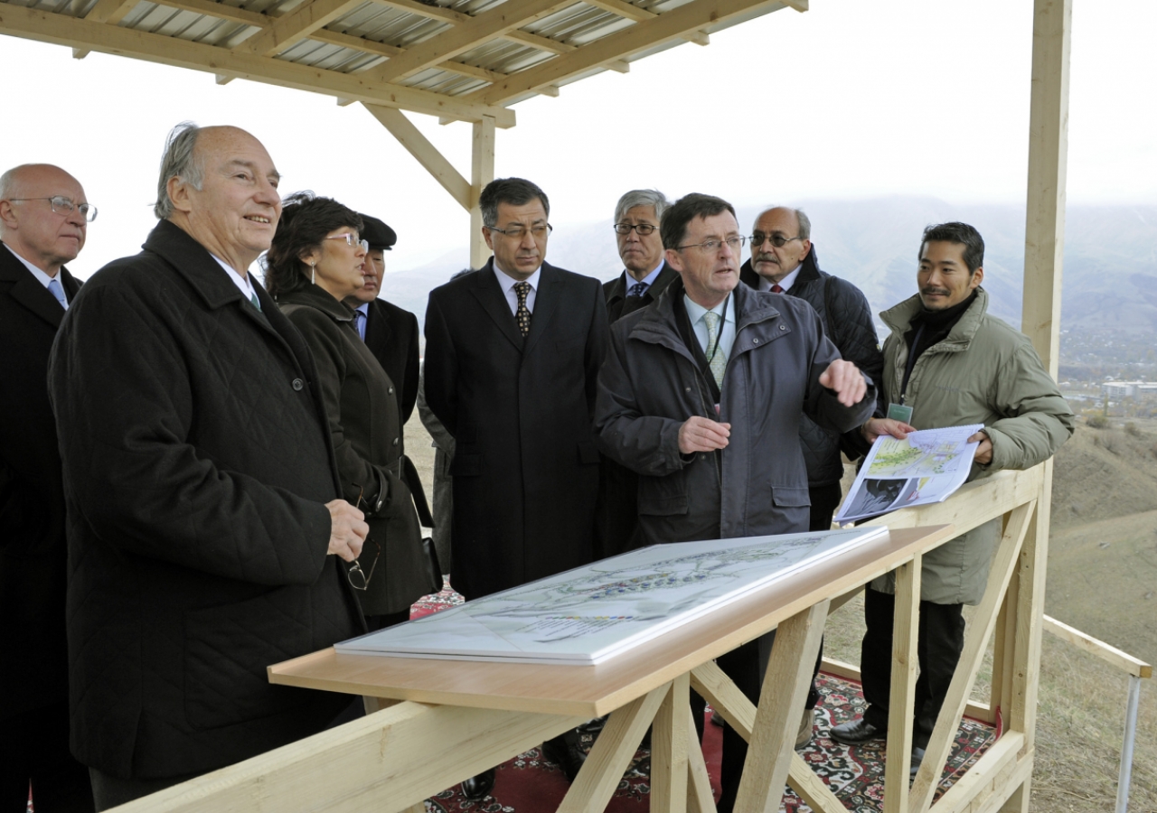 Mawlana Hazar Imam, Education Minister Tuimebayev, the Akim Umbetovand of the Almaty Oblast, and Akim Busembinov of the Eskeldinski Rayon review plans at the site of the University of Central Asia&amp;rsquo;s Kazakhstan campus. 