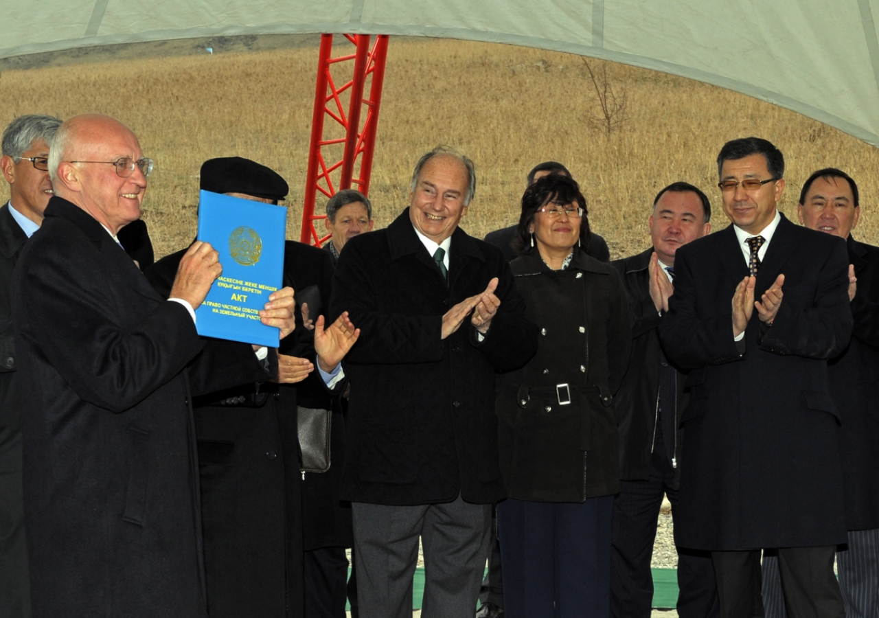 Mawlana Hazar Imam and government leaders applaud the receipt of land title deeds for the UCA’s Kazakhstan campus by the University’s Director General, Dr Bohdan Krawchenko.  