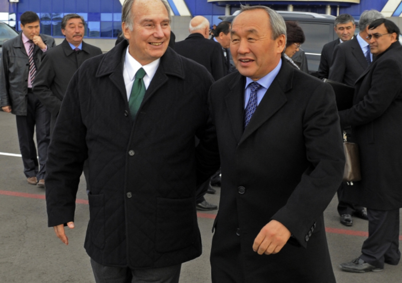 Mawlana Hazar Imam and Akim Umbetov of the Almaty Oblast depart from the Taldy Kurgan airport. 