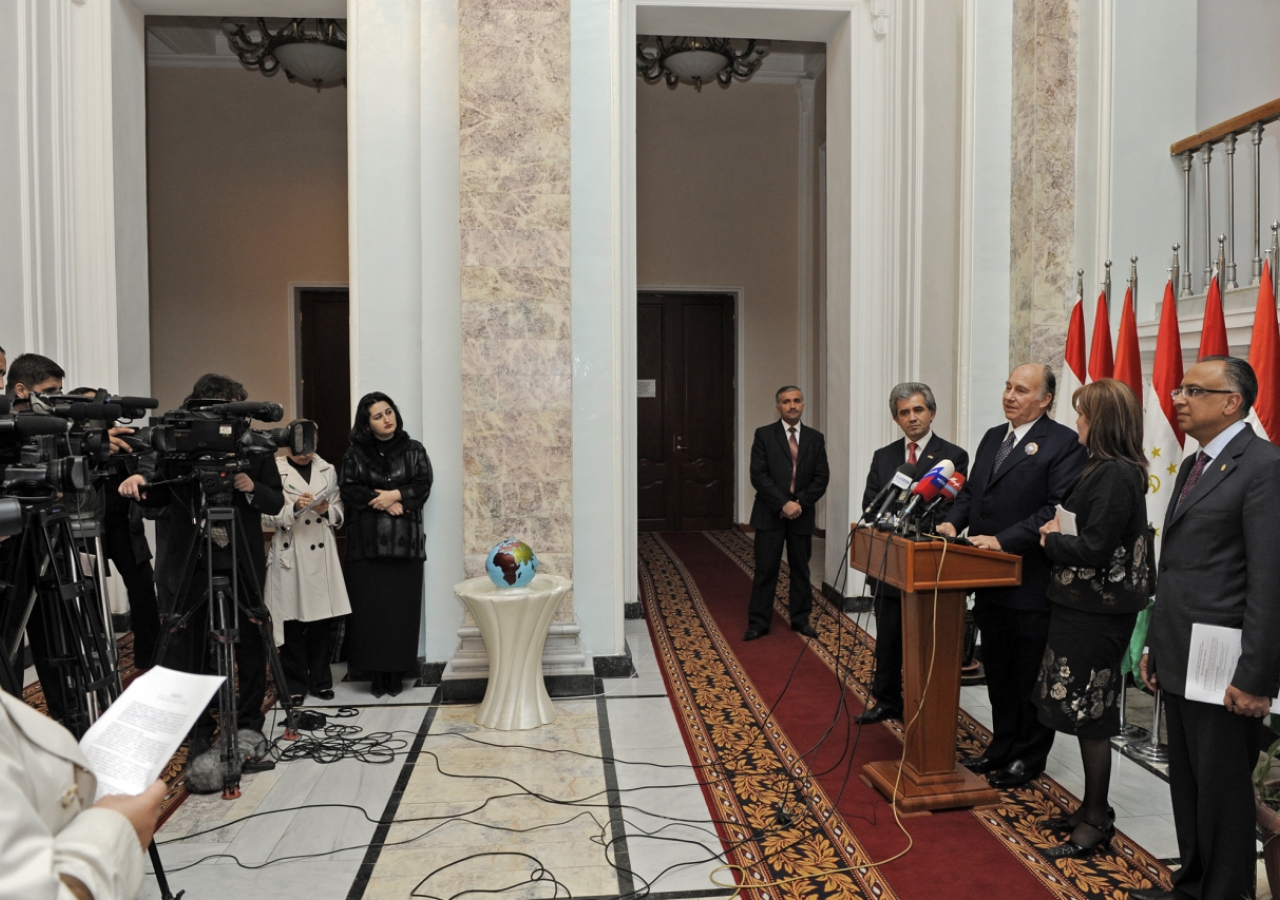 Following his meeting with the President of Tajikistan, Mawlana Hazar Imam addresses members of the press. 