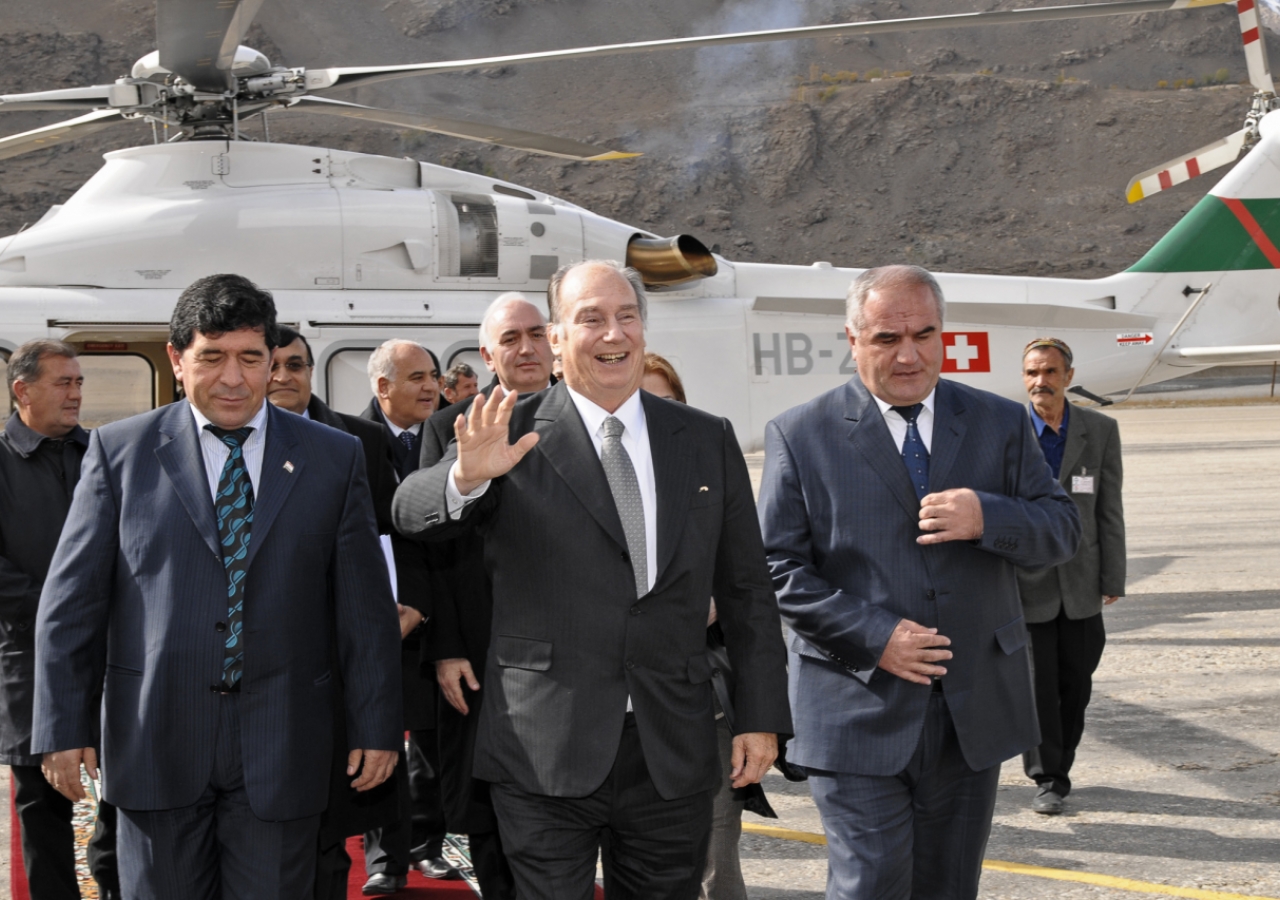 Accompanied by First Deputy Prime Minister Ghulomov and Governor Qosim of Gorno-Badakhshan, Mawlana Hazar Imam waves at the assembled Jamat upon his arrival in Khorog.   