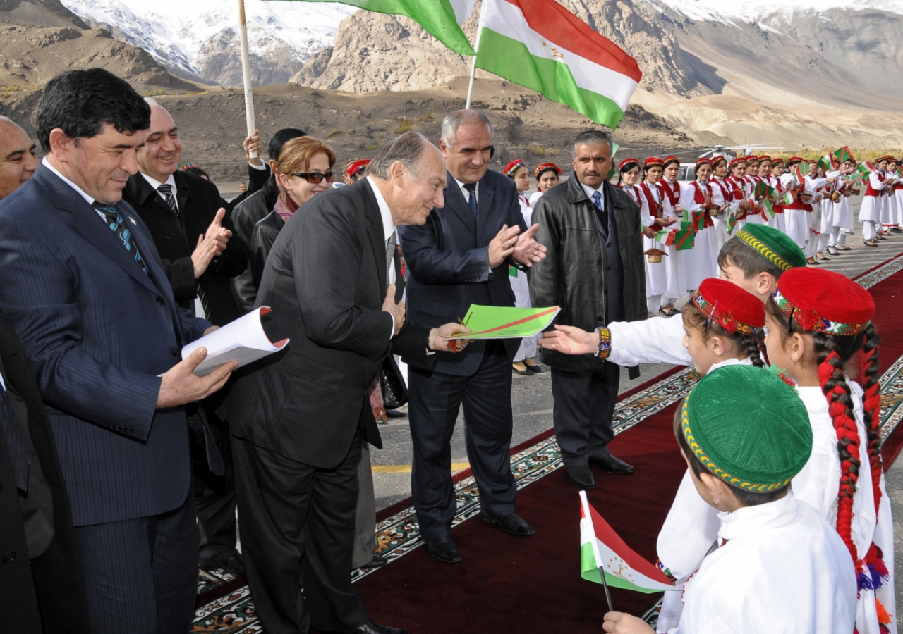 A group of children present a gift to Mawlana Hazar Imam upon his arrival in Khorog, the capital of Gorno-Badakhshan.  