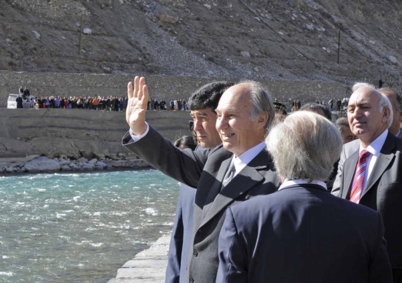 Standing at the river’s edge in Khorog Park, Mawlana Hazar Imam waves at the Jamat gathered on the opposite bank. 