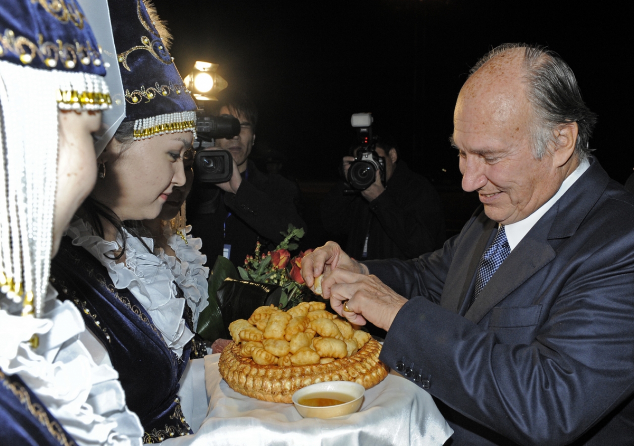 On arrival in the Kyrgyz Republic, Mawlana Hazar Imam is greeted with a traditional welcome. 