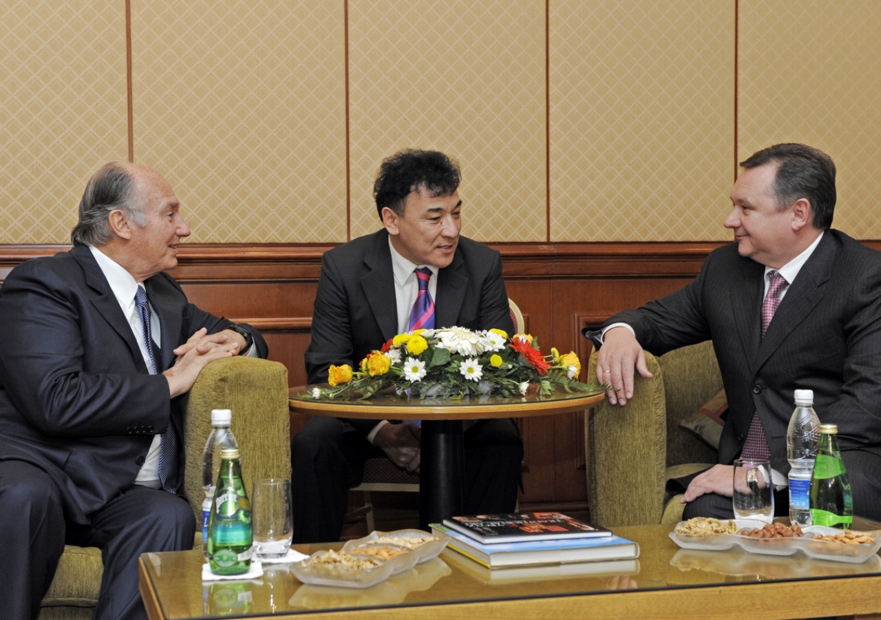 Mawlana Hazar Imam meets with Kyrgyz Prime Minister Igor Chudinov. Later, the Prime Minister hosted Hazar Imam at dinner. 