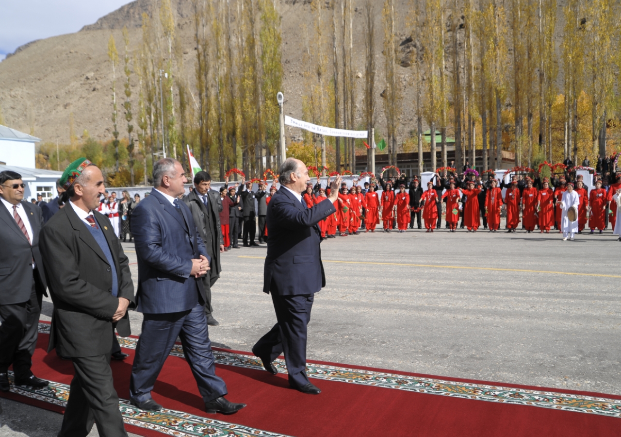 Accompanied by the Governor of Gorno-Badakhshan and Jamati leaders, Mawlana Hazar Imam waves goodbye to members of the Jamat, as he prepares to depart Khorog. 