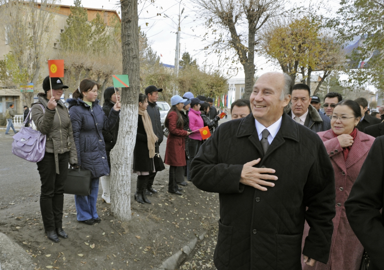 Students from the University of Central Asia’s School of Professional and Continuing Education gather in Naryn to welcome Mawlana Hazar Imam, the Prime Minister and other dignitaries. 