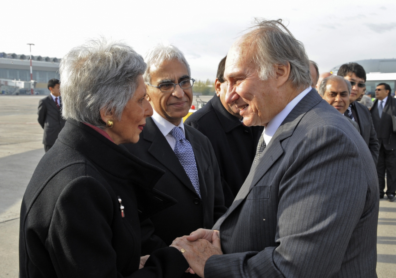 The AKDN Resident Representative in the Kyrgyz Republic, Nurjehan Mawani, bids farewell to Mawlana Hazar Imam at Manas International Airport.  