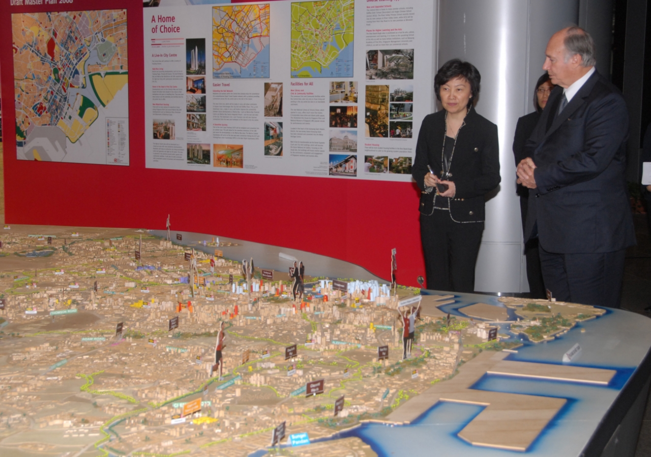 Mawlana Hazar Imam visits the Singapore City Gallery, where he is hosted by the CEO of the Urban Redevelopment Authority, Cheong-Chua Koon Hean.
  