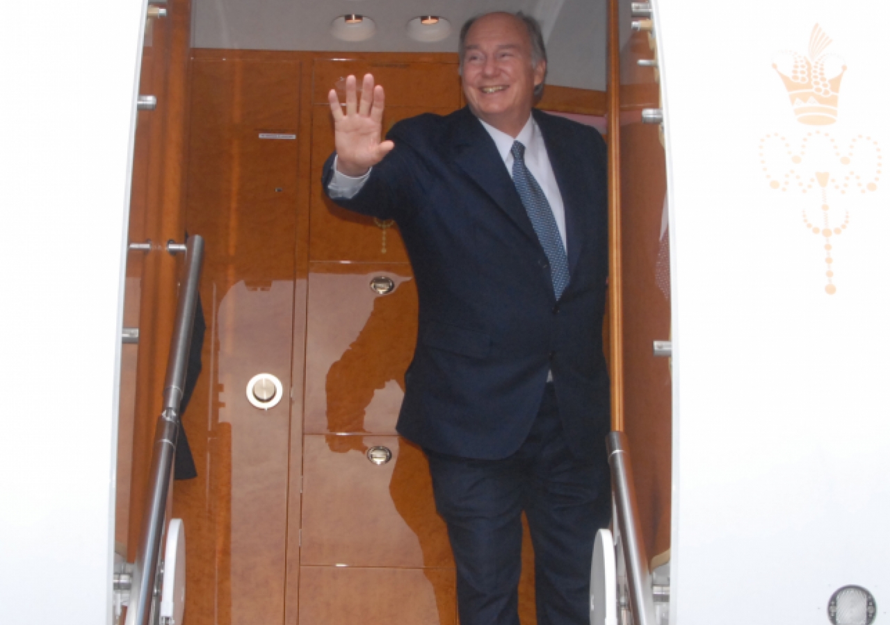 Mawlana Hazar Imam waves as he departs Singapore at the conclusion of his Golden Jubilee visit to the Far East. 