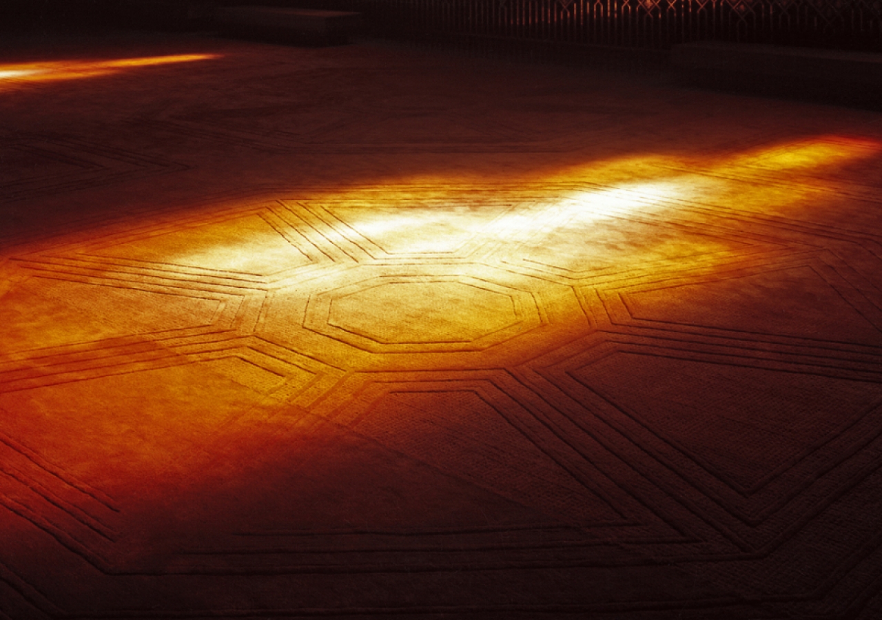 Reflecting the ceiling, the octagonal theme is present on the carpet inside the Prayer Hall.