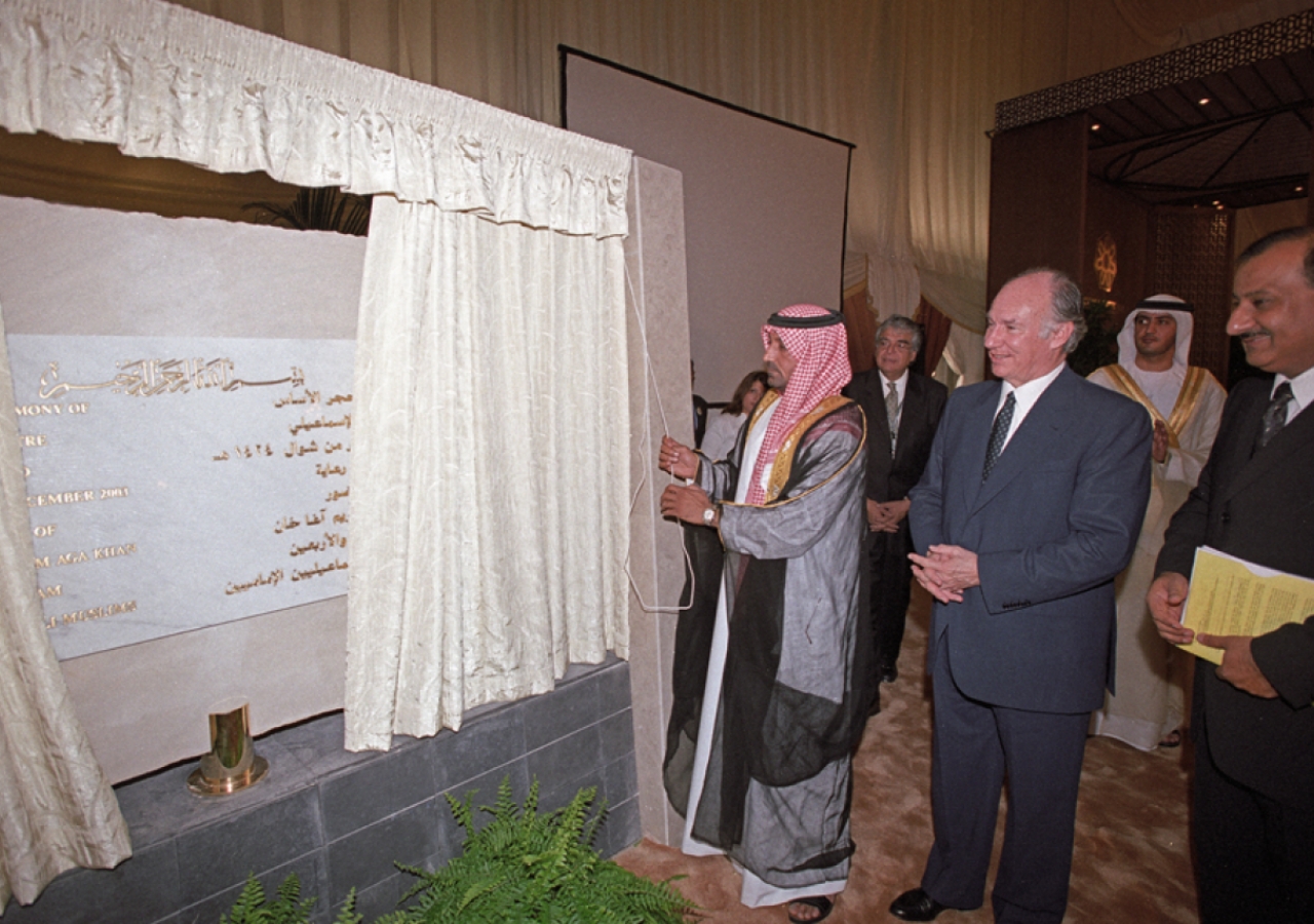 His Highness Sheikh Ahmed Bin Saeed Al Maktoum unveils the Foundation Ceremony commemorative plaque.