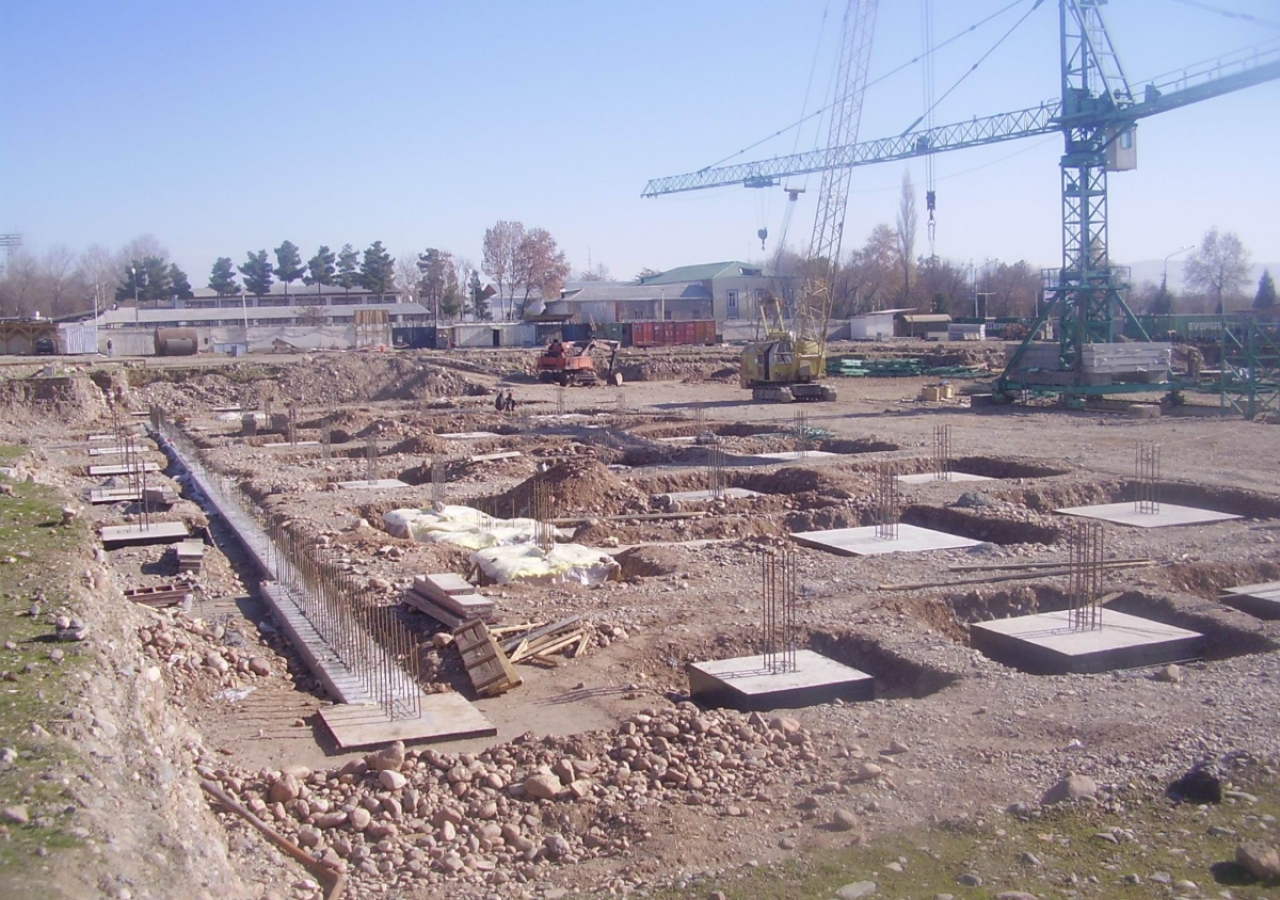 December 2005: The first tower crane is installed in the future area of the Centre’s courtyard.