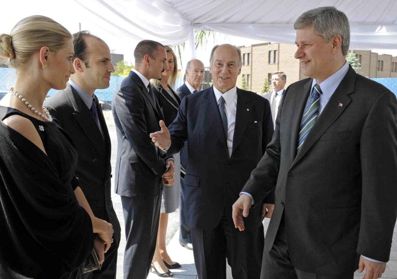 Mawlana Hazar Imam presenting Prince Hussain and Princess Khaliya to Prime Minister Stephen Harper, upon Hazar Imam and the Prime Minister’s arrival for the Foundation Ceremony in Toronto.