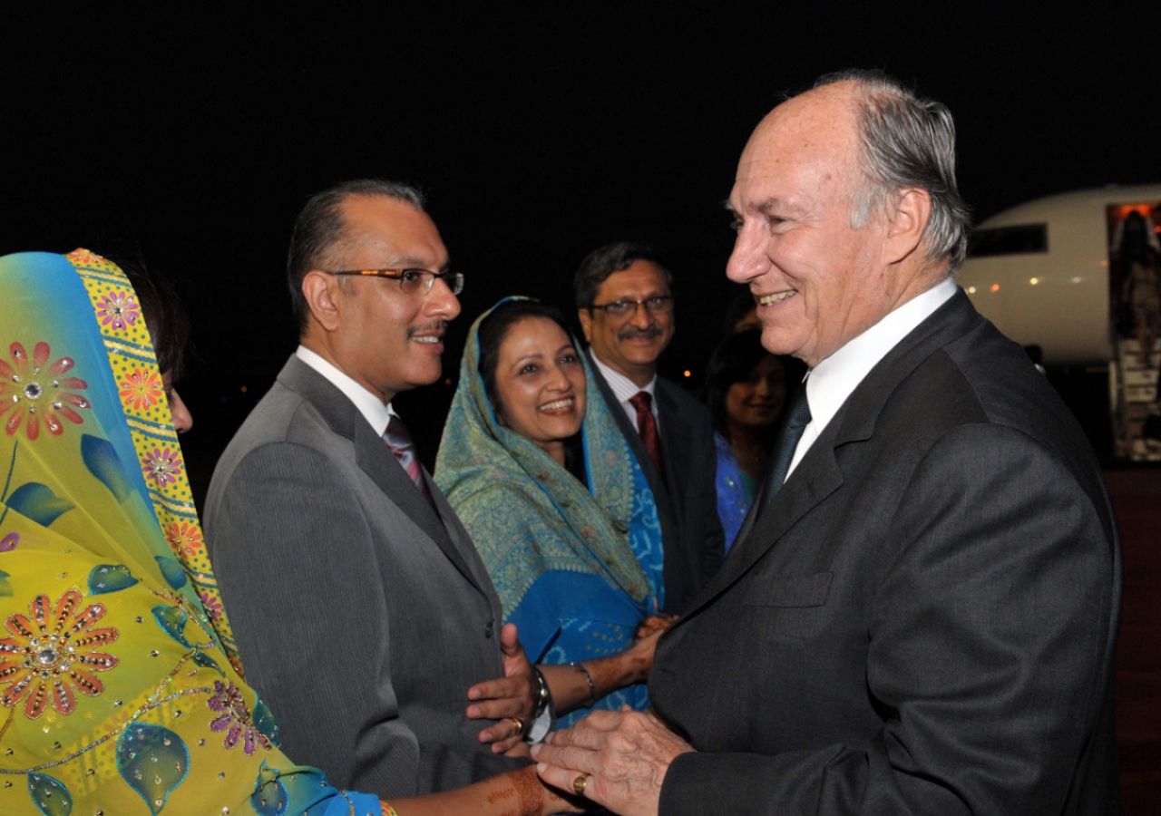 Leaders of the Tanzanian Jamat receive Mawlana Hazar Imam upon his arrival in Tanzania.