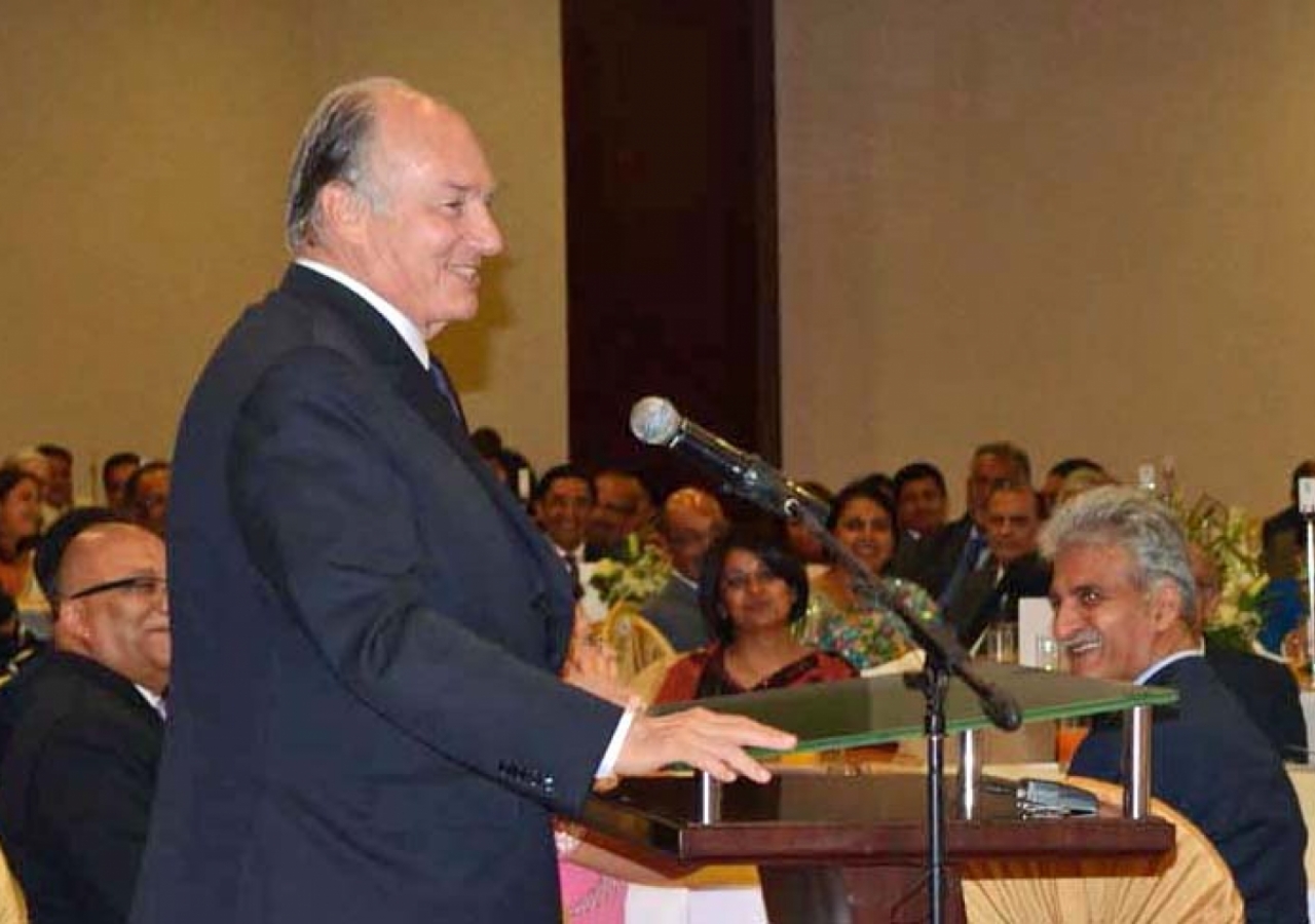 Mawlana Hazar Imam addresses those gathered at the Uganda institutional leadership dinner.