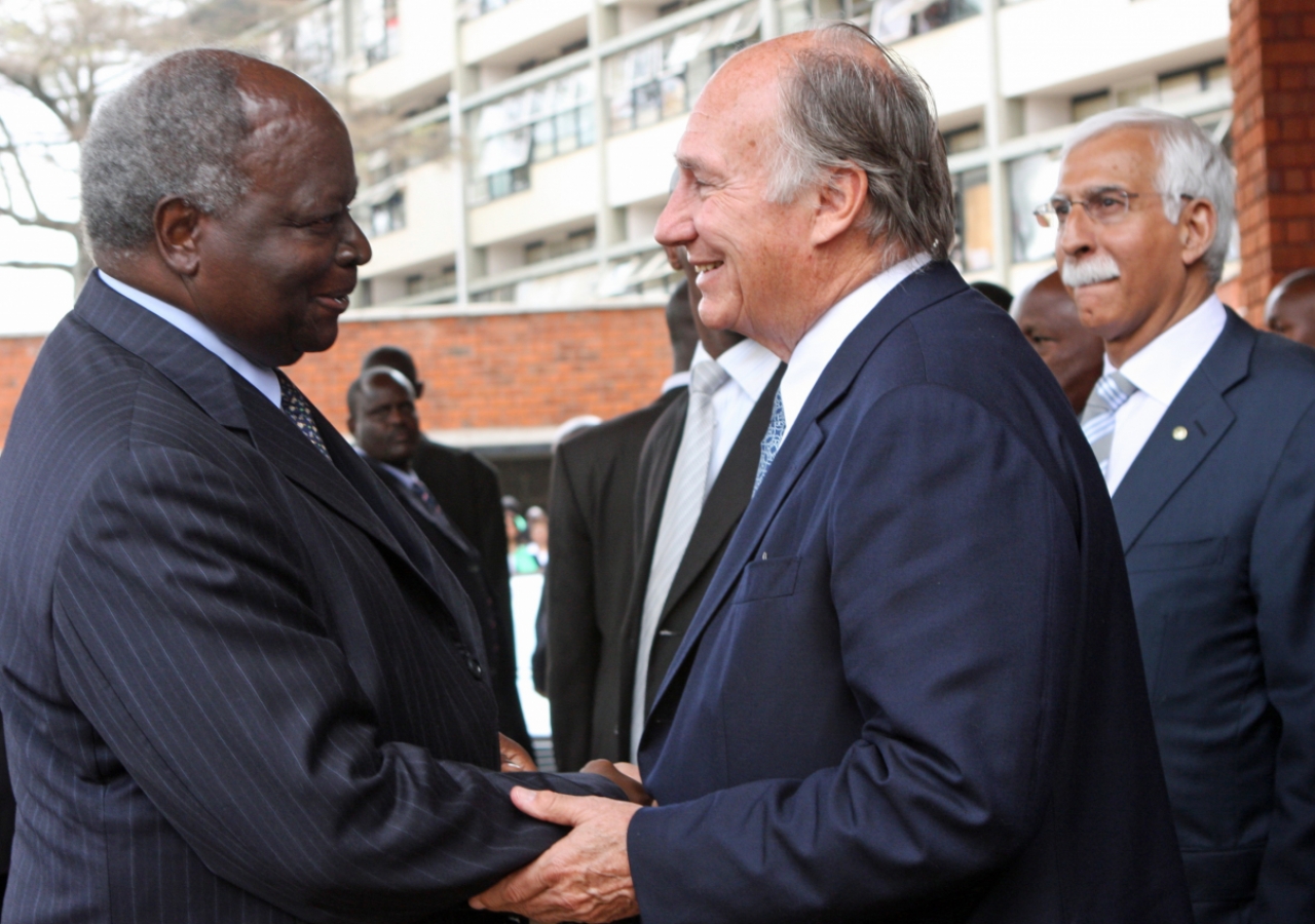 Mawlana Hazar Imam bids farewell to Kenyan President Mwai Kibaki, as Firoz Rasul, President of the Aga Khan University, looks on.