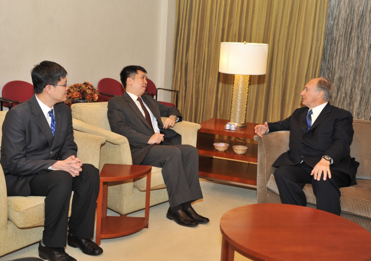 Mawlana Hazar Imam in discussion with Samuel Tan Chi Tse, Acting Director for the Middle East, North Africa and Central Asia Directorate at the Ministry of Foreign Affairs.