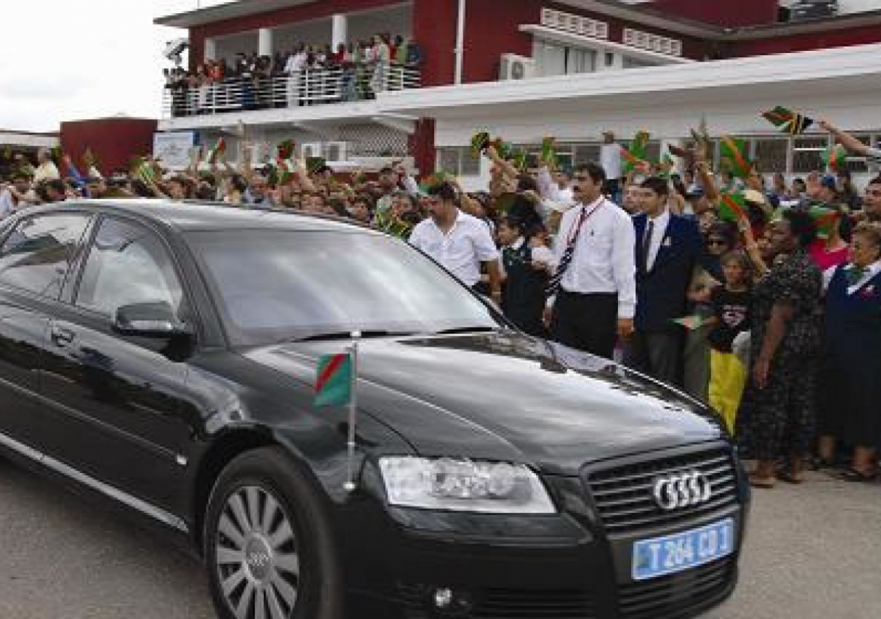 The Jamat welcoming Mawlana Hazar Imam at the airport.