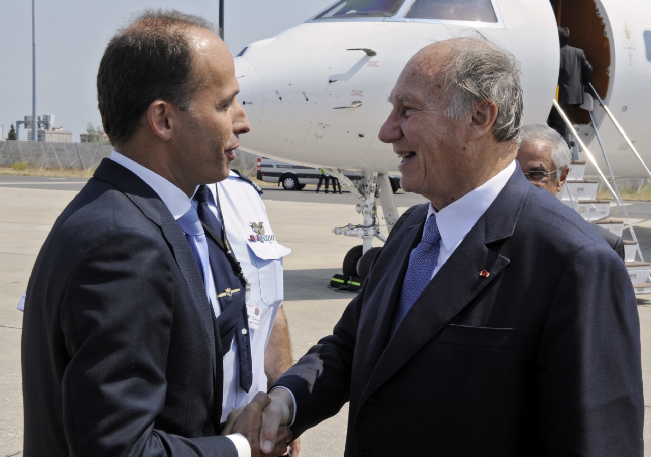 Mawlana Hazar Imam is received by Minister Pedro Mota Soares upon his arrival in Lisbon.